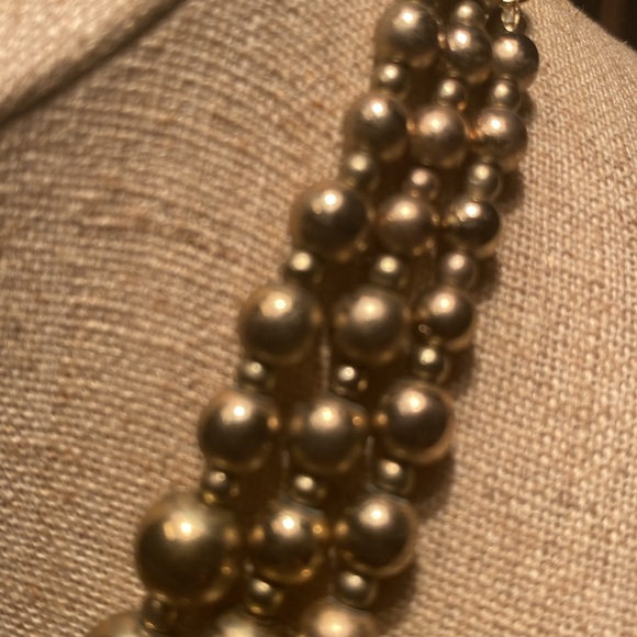 Betsey Johnson Graduated Pearl Necklace with Diamanté & Gold-tone Flower Detail. - Picture 5 of 7